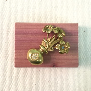 古董小物 / 金色花瓶胸口針