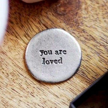 -你是被愛的- YOU ARE LOVED 設計錫圓盤 療癒護身符幸運小物 送給愛的人送給自己