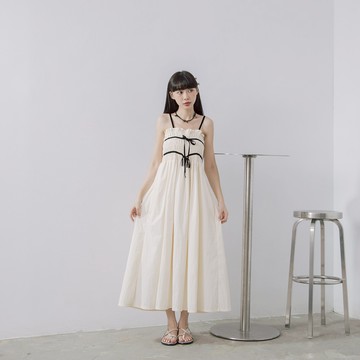 皺皺緞帶蝴蝶結細肩長洋裝 兩色售