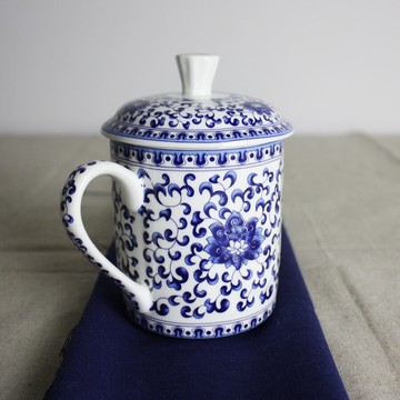 攻玉景德鎮陶瓷茶杯帶蓋骨瓷水杯青花釉中彩辦公杯子定制LOGO