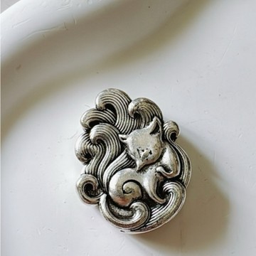 拾悦手作材料/25x32mm三七復古作舊老銀天地上下通孔半立體九尾手牌/配件配飾/DIY半成品/台灣現貨出貨不用等待