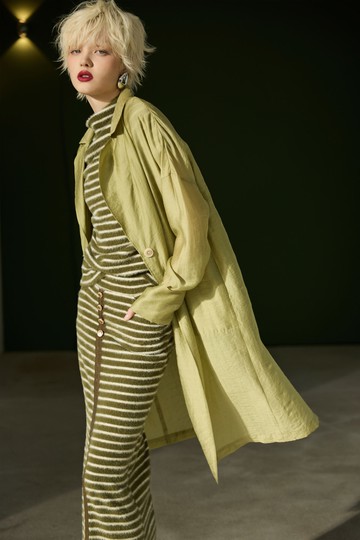 冷調抹茶色飄逸長外套