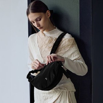 JOSEPH AND STACEY天鵝絨造型背帶斜背包-小-黑