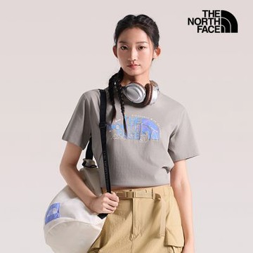 【The North Face 官方旗艦】北面女款淺棕色圖案印花短袖T恤｜8GW82MB