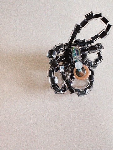 粉角線圈造型耳環 黑色情人節 SS23