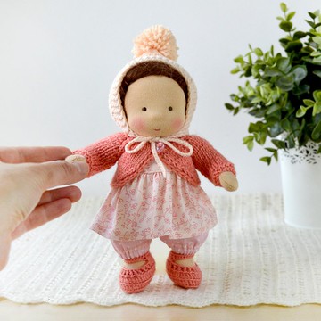 訂製的 Waldorf 迷你嬰兒娃娃，高 7 英吋（18 公分）。