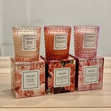 🐻[限時特賣✨附盒子💞送禮首選🎁] Voluspa 玫瑰浮雕 高貴冷杉 拐杖糖 6.5oz 香氛蠟燭 玫瑰 美國原廠