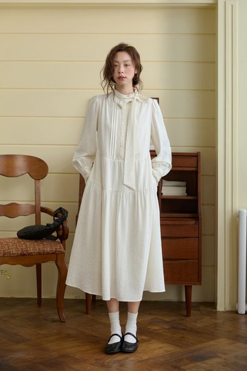 米白色 沙丘織息 法式復古木耳領洋裝 氣質蕾絲連身裙 繫帶長裙