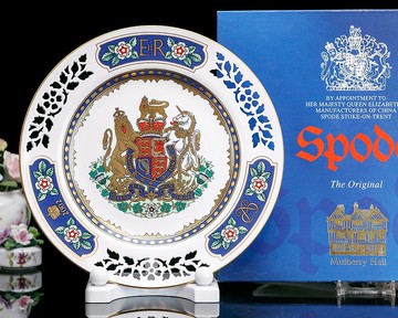 限量英國製Spode尊榮天下2002女王燦金鏤空雕花骨瓷盤藝術珍藏