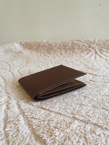 - 中性極簡短夾 /-*琥珀棕*2026新品*素食紙皮革