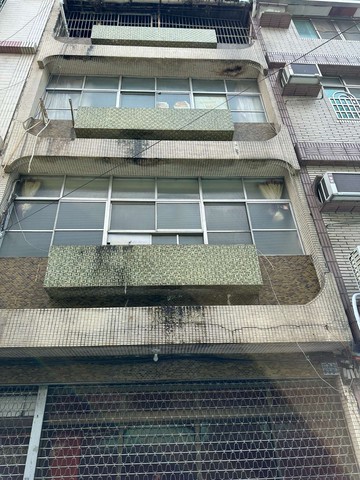 近美麗島站大面寬透天4層門口可停車可改車庫｜高雄市新興區林森一路