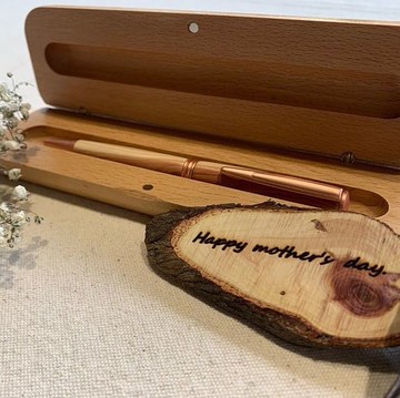 【皇手製作】畢業禮物 客製化禮物 粉紅香氛系列 皇手製作 台灣龍柏圓珠筆