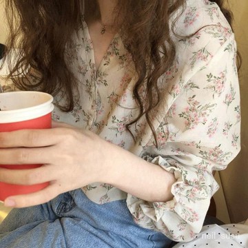 P3-【限時特賣】打底衫 雪紡衫 網紗上衣 夏天衣服 鬼馬少女係清新碎花襯衫女春裝氣質簡約v領喇叭袖鎖骨上衣