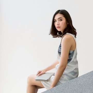 白色 V 型剪裁連衣裙（S 碼）