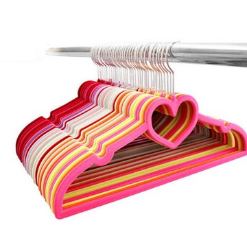 心型防滑植絨衣架 桃心圓弧衣架 絨毛收納衣架 防滑衣架 魔術衣架【DD155】  123便利屋