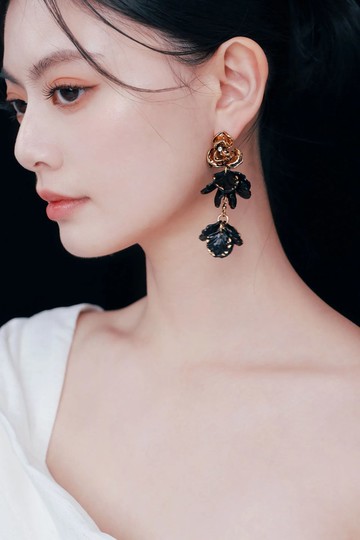 COR-DATE / 黑 / 花瓣蔓延耳環