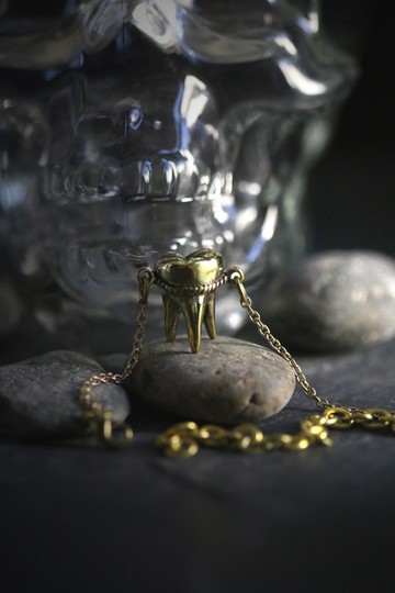 Defy 的三顆尖牙人牙手鍊。