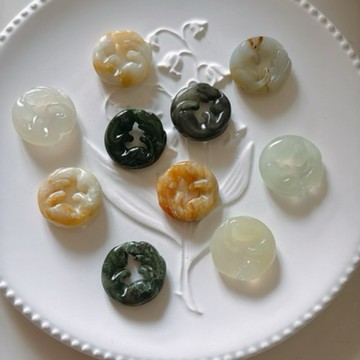 拾悦手作材料/隨機出貨不挑選/約23.7x5mm天然岫玉轉轉抱抱狐/上下牛鼻子孔/招財納福/編繩串珠DIY半成品/現貨出