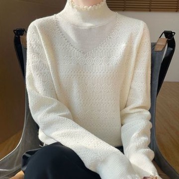 La Belleza甜美溫柔風立領荷葉邊珍珠蕾絲緹花內裡加絨保暖毛毛柔軟針織毛衣