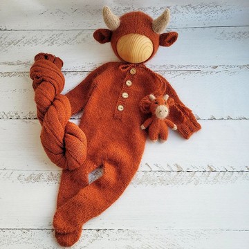 新生兒牛頭帽和毛絨玩具。女孩或男孩的照片道具。