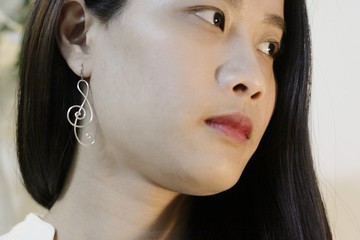 線繞音符耳環