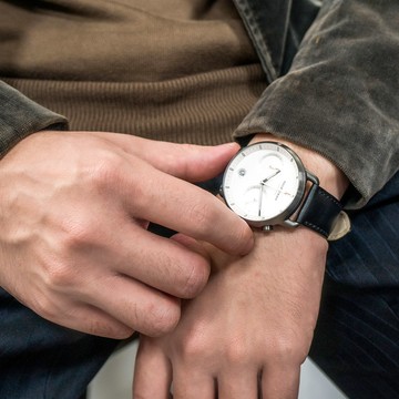 【限時加碼・贈原廠錶帶】ND手錶 Pioneer 先鋒 42mm 深空灰殼×白面 極夜黑真皮錶帶 Nordgreen 北歐設計師手錶 計時碼錶 PI42GMLEBLXX 熱賣中!