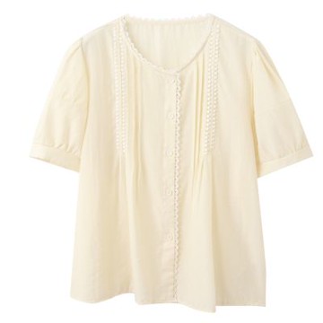 OB嚴選中大尺碼-雲朵自訂款-蕾絲滾邊開襟打褶短袖上衣《AB20699》