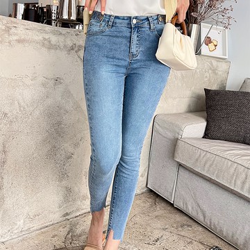 【HARPER】腰頭側邊單釦造型褲管缺口牛仔褲(1色_S/M/L/XL)｜現貨 窄管牛仔褲【PNE52311E】