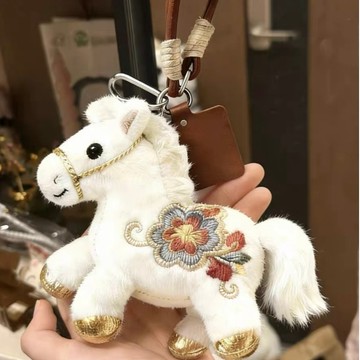 2026 新款可愛刺繡小馬 馬年吉祥物 馬上有錢 小馬公仔 仿真娃娃 鑰匙扣 毛絨玩具 馬上有錢毛絨掛飾 日韓風包包掛飾