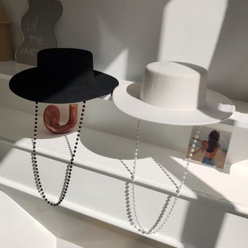 法式名媛風珍珠鏈條掛脖白色平頂羊毛呢帽子女秋冬時髦大檐禮帽潮