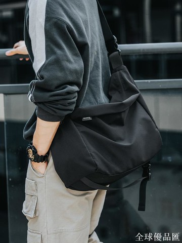 【全球優品匯】潮流男士工裝斜挎包日系多功能單肩包郵差包運動斜背包旅行包男包