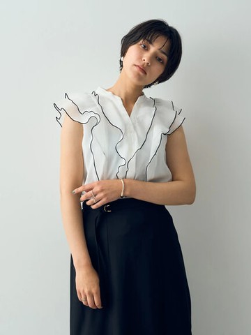 滾邊配色立體荷葉邊V領襯衫(7A43L0A1230) - YECCA VECCA