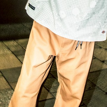 【mastermind JAPAN 聯名】Dickies男款駝色純棉背部滿版圖案印花寬鬆工裝長褲|DK0A8E3DCF2