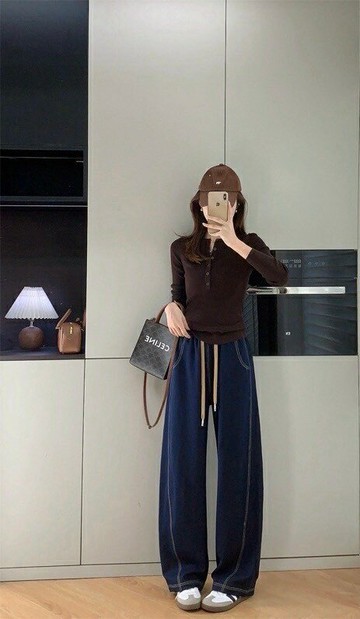 現貨~單寧色香蕉牛仔褲 尺寸:XL復古風格的牛仔褲 結合弧形褲腿的剪裁 打造纖細修長的線條比例