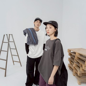 QUEENSHOP_ S 情侶裝 短袖 Machine反光燙印造型上衣 兩色售 1/2 現+預 【01190229】