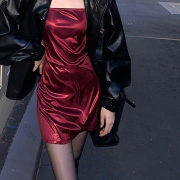 【5折】酒紅色光澤感吊帶連衣裙女