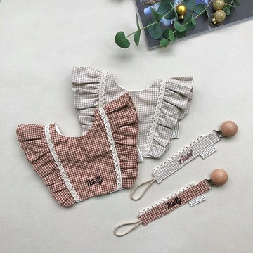 【客製刺繡-彌月禮盒】歐式下午奶茶 荷葉格紋 口水巾 髮帶 彌月