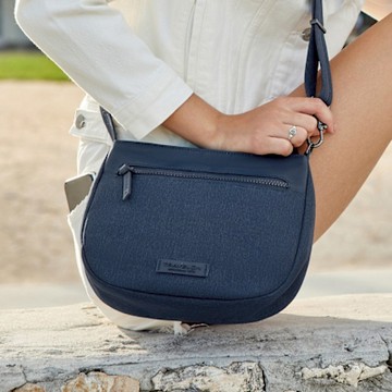 《TRAVELON》Metro 3層防盜斜背馬鞍包-海軍藍-- 側背包 斜背包 背帶包 防割防搶