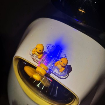 臺灣出🔥電動車裝飾發光小飛機擺件可愛卡通奶龍摩托車電瓶車風能旋轉亮燈