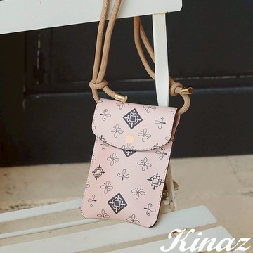 【KINAZ】老花圖騰編織繩結斜背掀蓋手機包-香頌粉韻-遇見艾蜜莉系列(BX96289-MN)
