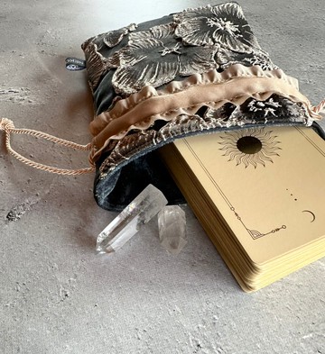 由日本占卜師　純手工製作的　塔羅牌盒    可容納 2 種類型的卡