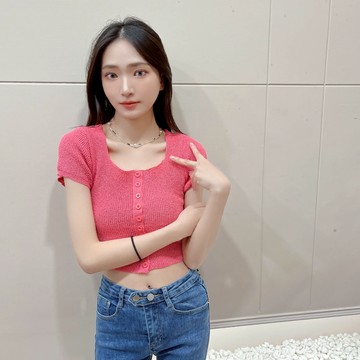 排釦美胸針織上衣【336】Sandy33實拍春夏新款韓系INS性感貼身辣妹方領短袖露肚臍排扣短版上衣女 針織衫 t恤