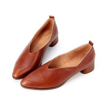 復古優雅全真皮V口素面粗跟鞋 紅棕色