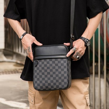 {快速出貨 TW} 斜挎包 男時尚格子單肩包 潮流防水側背包 隨身豎款挎包 男性休閒包 ins男包  方格包