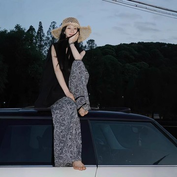 現貨 夏日ootd又酷又颯的穿搭休閑黑色背心藍色印花闊腿褲套裝女鑫弘-素時衣櫥