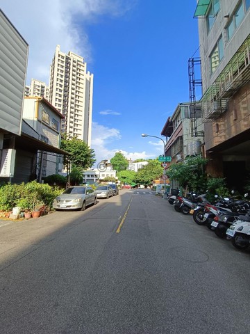 東區雙臨路大坪數LALAPORT黃金透店｜台中市東區建智街