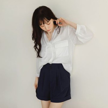 OB嚴選-條紋V領打褶袖口袋長袖上衣《AB20624-》