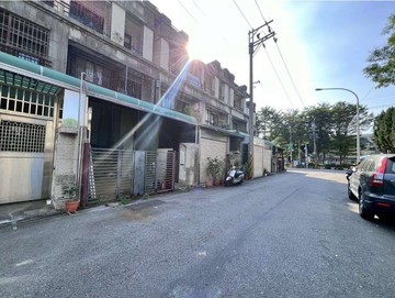 烏日雙鐵生活圈│震後臨路車庫大四房靜巷別墅⭐三小姐｜台中市烏日區大同八街