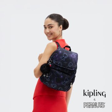 『猴子包』KIPLING X PEANUTS 掀蓋拉鍊後背包-CITY ZIP S