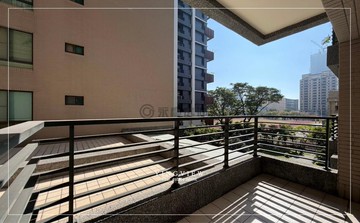 巨蛋商圈超便宜三房車位~全屋亮~看操場｜高雄市鼓山區明華路